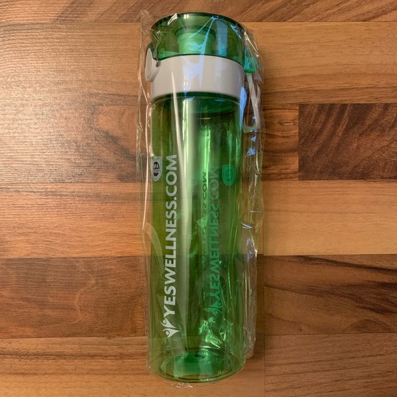 New Yes Wellness Water Bottle Green - Picture 2 of 3